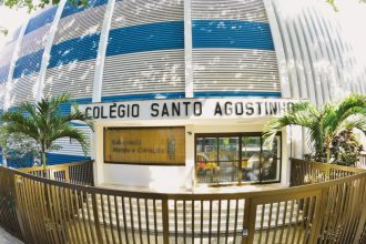 O ex-prefeito Eduardo Paes é um dos convidados da entrega de medalhas Pedro Ernesto ao Colégio Santo Agostinho, no Leblon.