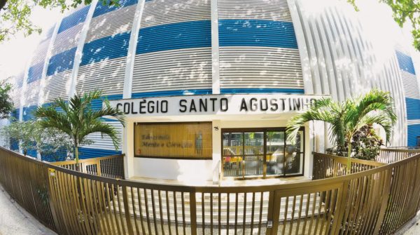 O ex-prefeito Eduardo Paes é um dos convidados da entrega de medalhas Pedro Ernesto ao Colégio Santo Agostinho, no Leblon.