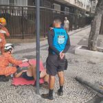 semaforo cai em pedestre