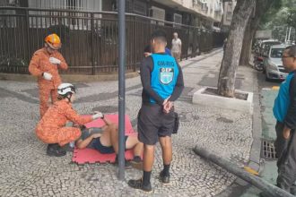 semaforo cai em pedestre