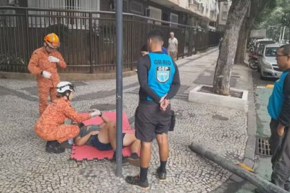 semaforo cai em pedestre