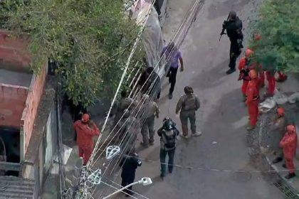 Agentes do Bope fazem buscas na região pelo paradeiro do sequestrador