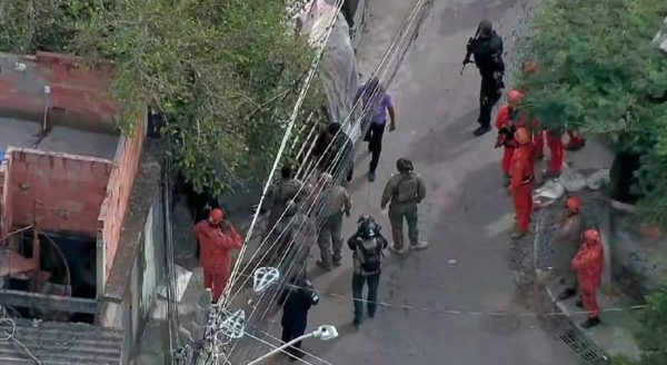 Agentes do Bope fazem buscas na região pelo paradeiro do sequestrador