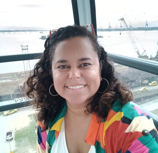 Porto Maravilha: 16 anos depois da derrubada da Perimetral, o projeto de revitalização já está mudando a rotina dos cariocas 48 Suziane Soares é uma das mais de dez mil pessoas que compraram unidades no Porto Maravilha.