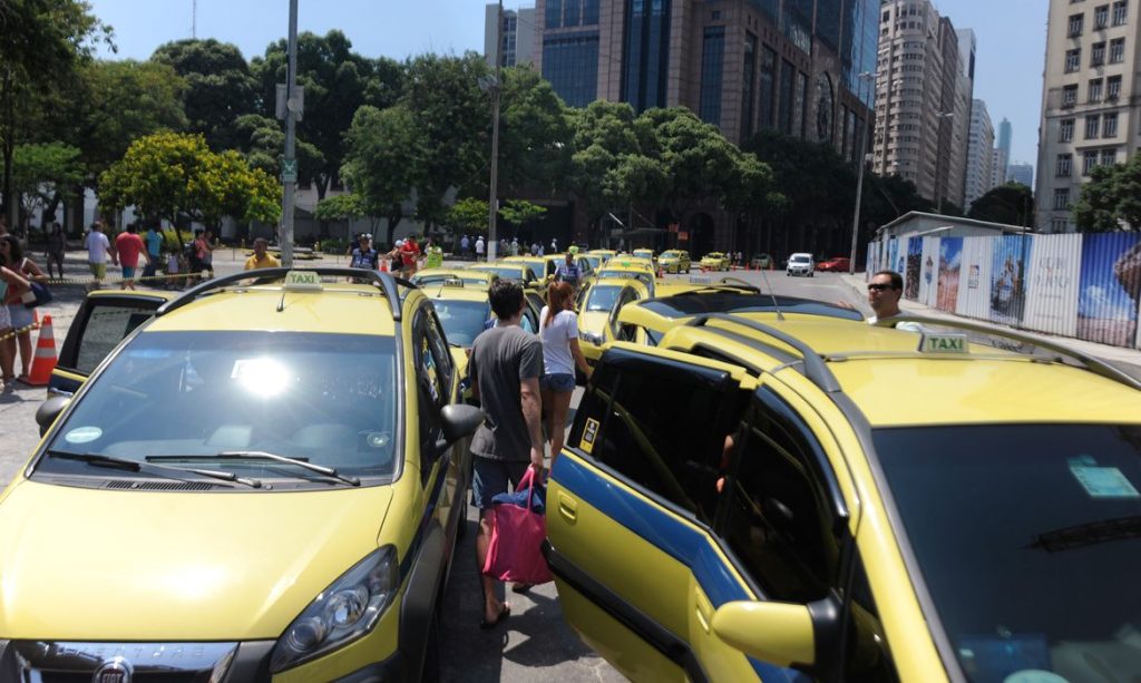 Lula vai lançar pacote de bondades para taxistas e motoristas de aplicativos; telão vai transmitir a cerimônia