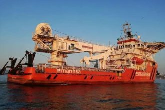 Embarcação mexicana Lagunero, que está atracada no estaleiro Renave, em Niterói