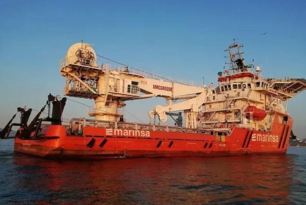 Embarcação mexicana Lagunero, que está atracada no estaleiro Renave, em Niterói