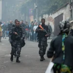 Ação policial contra o Comando Vermelho; deputados do PL protocolaram projeto na Alerj que classifica facções como organizações terroristas