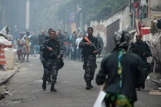 Ação policial contra o Comando Vermelho; deputados do PL protocolaram projeto na Alerj que classifica facções como organizações terroristas