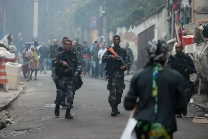 Ação policial contra o Comando Vermelho; deputados do PL protocolaram projeto na Alerj que classifica facções como organizações terroristas