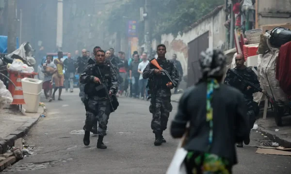 Ação policial contra o Comando Vermelho; deputados do PL protocolaram projeto na Alerj que classifica facções como organizações terroristas