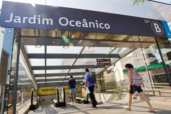 Motoristas de aplicativo protestam contra restrição de embarque e desembarque no entorno da estação de metrô Jardim Oceânico
