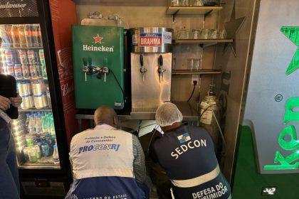 Fiscalização da Sedcon e do Procon-RJ descartou mais de 167 quilos de alimentos impróprios e 30 litros de chope vencido em bares e restaurantes