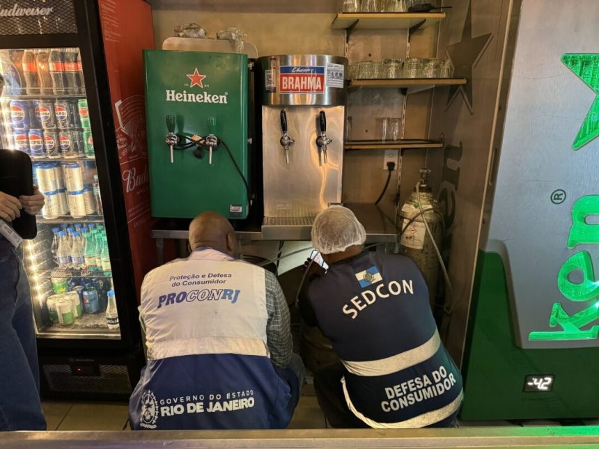 Fiscalização da Sedcon e do Procon-RJ descartou mais de 167 quilos de alimentos impróprios e 30 litros de chope vencido em bares e restaurantes