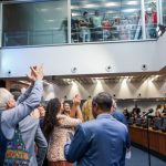 Deputados da Alerj comemorando ADF da Uerj e possível fim da greve