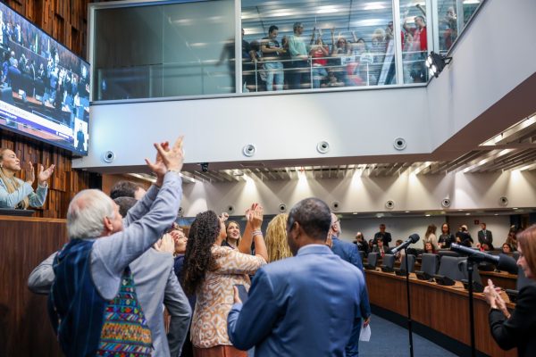 Deputados da Alerj comemorando ADF da Uerj e possível fim da greve