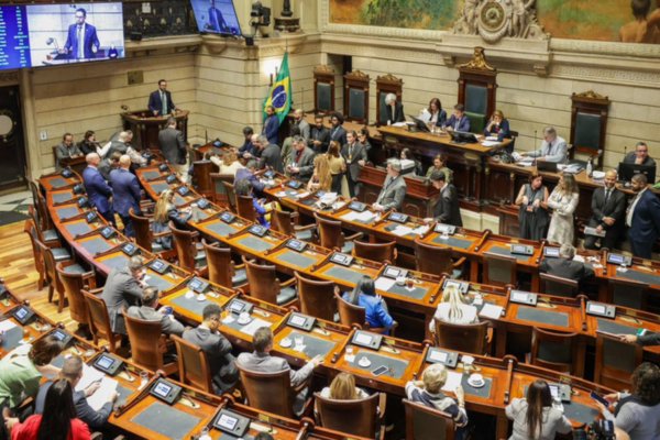 Última sessão do semestre da Câmara do Rio aprova apenas um projeto — e com polêmica