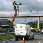 técnicos instalam radares na RJ-106