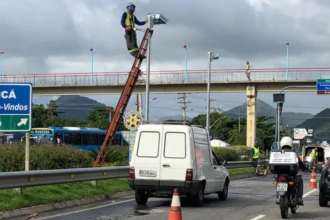 técnicos instalam radares na RJ-106