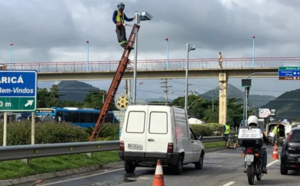 técnicos instalam radares na RJ-106
