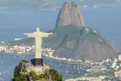 Vista aérea do Cristo Redentor e do Pão de Açúcar, no Rio de Janeiro, que quer se capital da IA