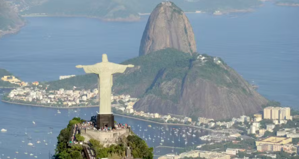 Vista aérea do Cristo Redentor e do Pão de Açúcar, no Rio de Janeiro, que quer se capital da IA