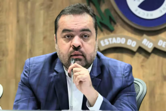 Cláudio Castro, que era governador quando contrato na mira do TCE-RJ foi assinado