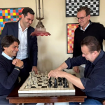 Pedro Paulo e Gilberto Kassab jogam xadrez enquanto Eduardo Cavaliere e Eduardo Paes assistem