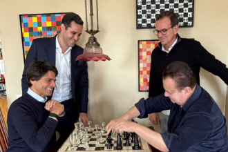 Pedro Paulo e Gilberto Kassab jogam xadrez enquanto Eduardo Cavaliere e Eduardo Paes assistem