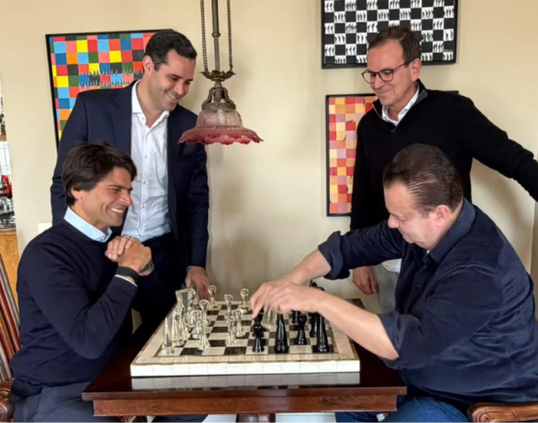 Pedro Paulo e Gilberto Kassab jogam xadrez enquanto Eduardo Cavaliere e Eduardo Paes assistem