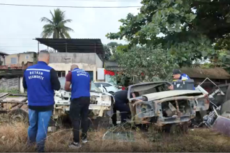 Agentes fiscalizam ferros-velhos clandestinos em Itaboraí