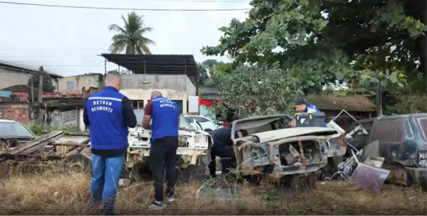Agentes fiscalizam ferros-velhos clandestinos em Itaboraí