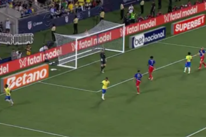 Publicidade da Fatal Model em jogo no Maracanã, que motivou multa do Procon-RJ