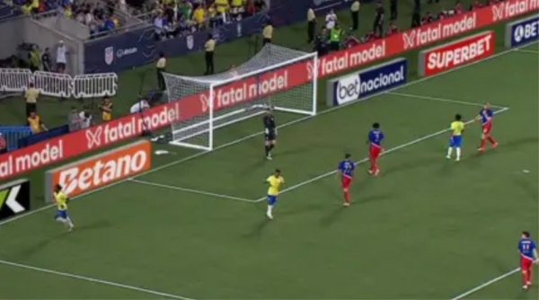 Publicidade da Fatal Model em jogo no Maracanã, que motivou multa do Procon-RJ