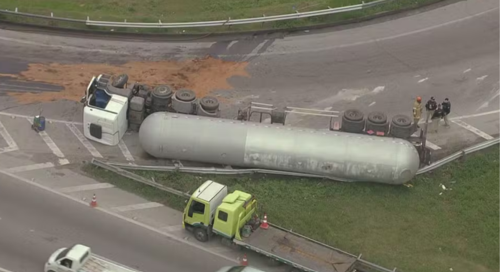 Acidente com carreta bloqueia acesso ao Arco Metropolitano na rodovia Washington Luís, em Caxias