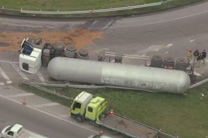 carreta tomba no acesso ao Arco Metropolitano na rodovia Washington Luís