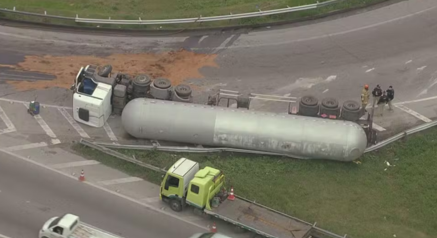 carreta tomba no acesso ao Arco Metropolitano na rodovia Washington Luís
