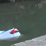 Carro despenca no rio Maracanã