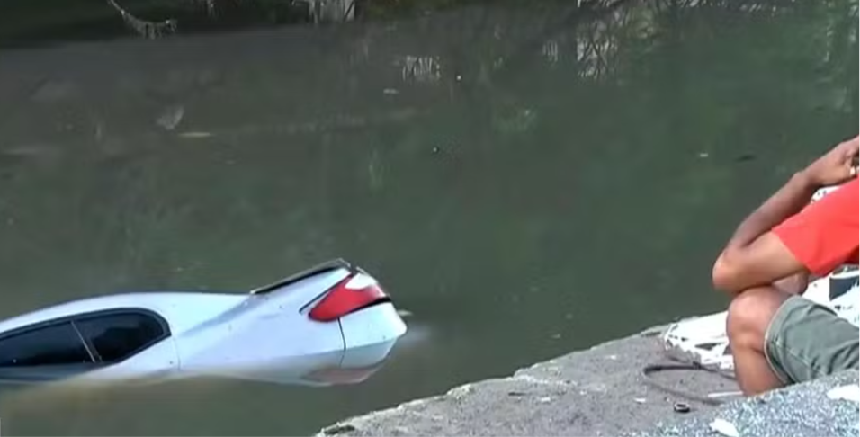 Carro despenca no rio Maracanã