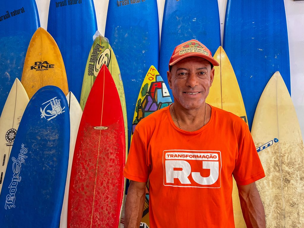 Praia de São Conrado tem balneabilidade em 93% do ano após avanços no saneamento 62 Copia de Instrutor de Surf Bocao hoje ensina criancas da Rocinha a surfar em aguas limpas