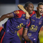 Jogadores do Maricá FC comemorando gol
