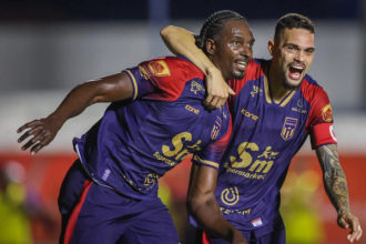 Jogadores do Maricá FC comemorando gol