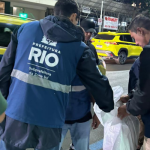 Agentes da prefeitura durante fiscalização
