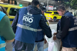 Agentes da prefeitura durante fiscalização