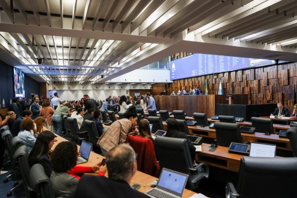 Alerj aprova diretrizes do Orçamento de 2027 com previsão de déficit de R$ 13 bilhões 53 Deputados aprovaram, em redação final, as diretrizes que vão orientar a elaboração do Orçamento do estado para 2027