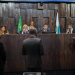Proposta de renúncia às emendas impositivas de 2026 foi discutida por deputados durante reunião do Colégio de Líderes e posteriormente debatida em plenário da Alerj