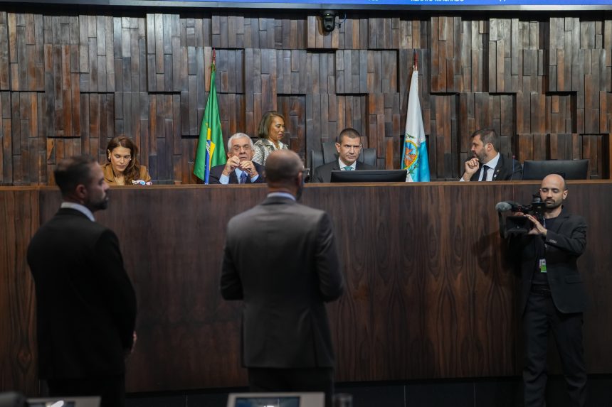 Proposta de renúncia às emendas impositivas de 2026 foi discutida por deputados durante reunião do Colégio de Líderes e posteriormente debatida em plenário da Alerj