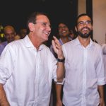 Eduardo Paes e Pedro Duarte sorrindo juntos em evento