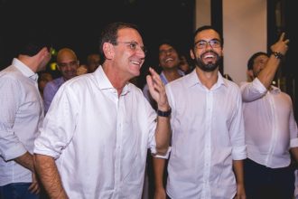 Eduardo Paes e Pedro Duarte sorrindo juntos em evento