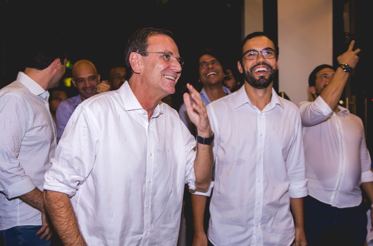Eduardo Paes e Pedro Duarte sorrindo juntos em evento